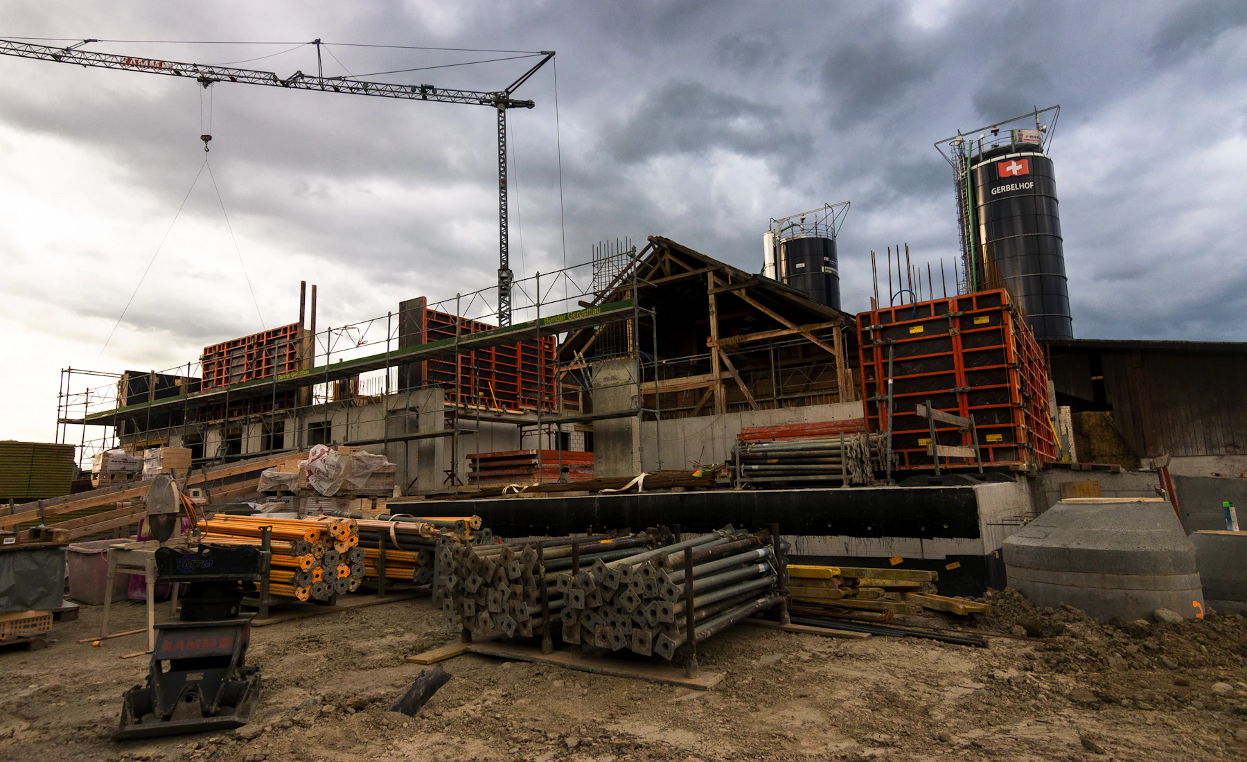 Cantiere edile con struttura in costruzione, ponteggi e gru; fotografia illustrativa