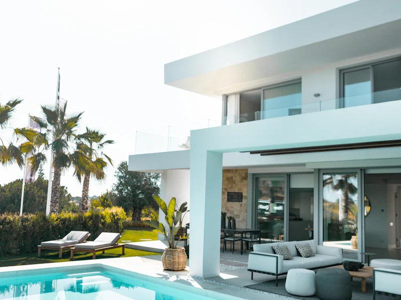 Residenza contemporanea affacciata sulla piscina, riferimento illustrativo per il concept Patio