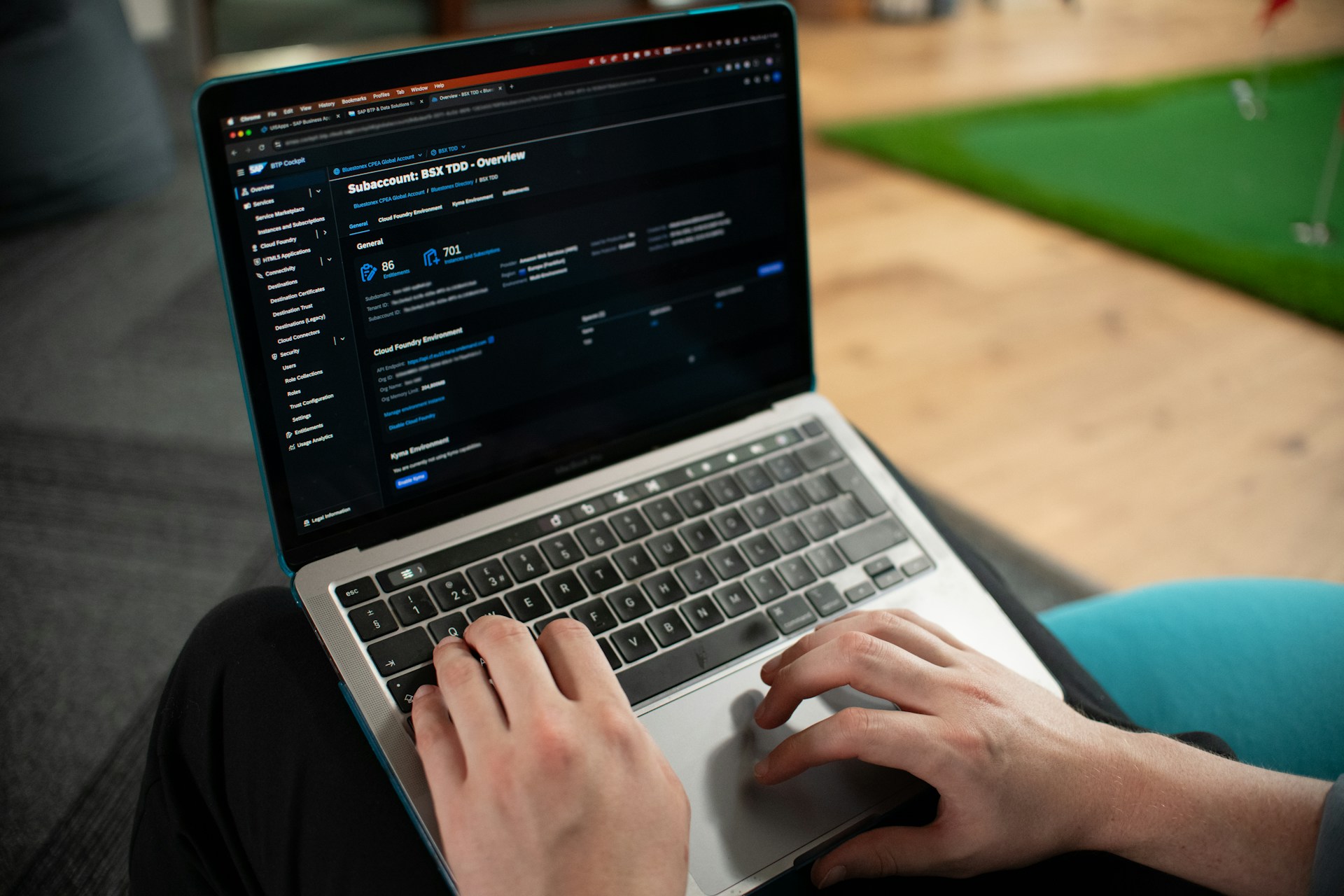 Postazione di lavoro con applicazioni gestionali su schermo