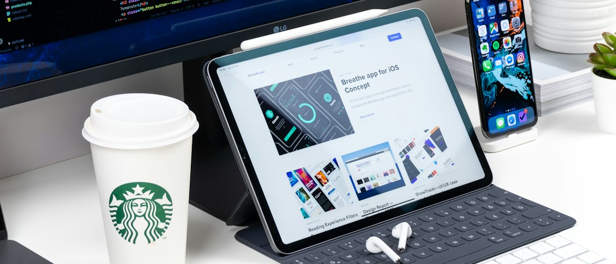 Scrivania di lavoro con monitor, tablet e tastiera per la gestione di un sito web