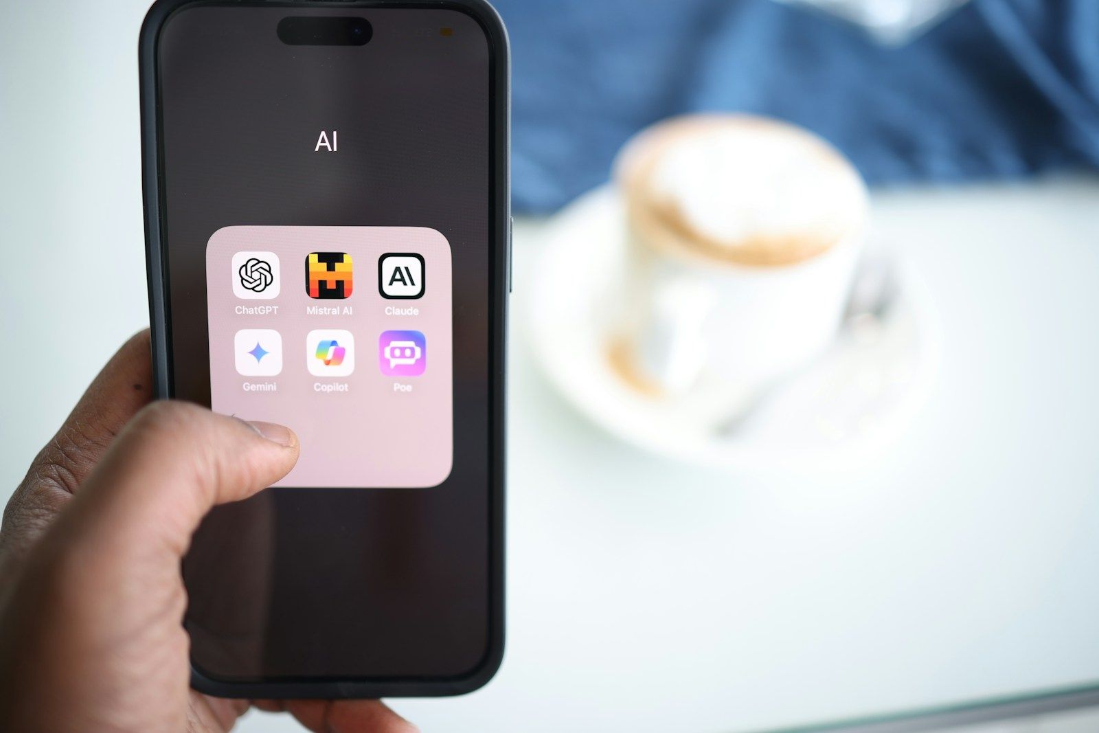 Smartphone con applicazioni di intelligenza artificiale sullo schermo