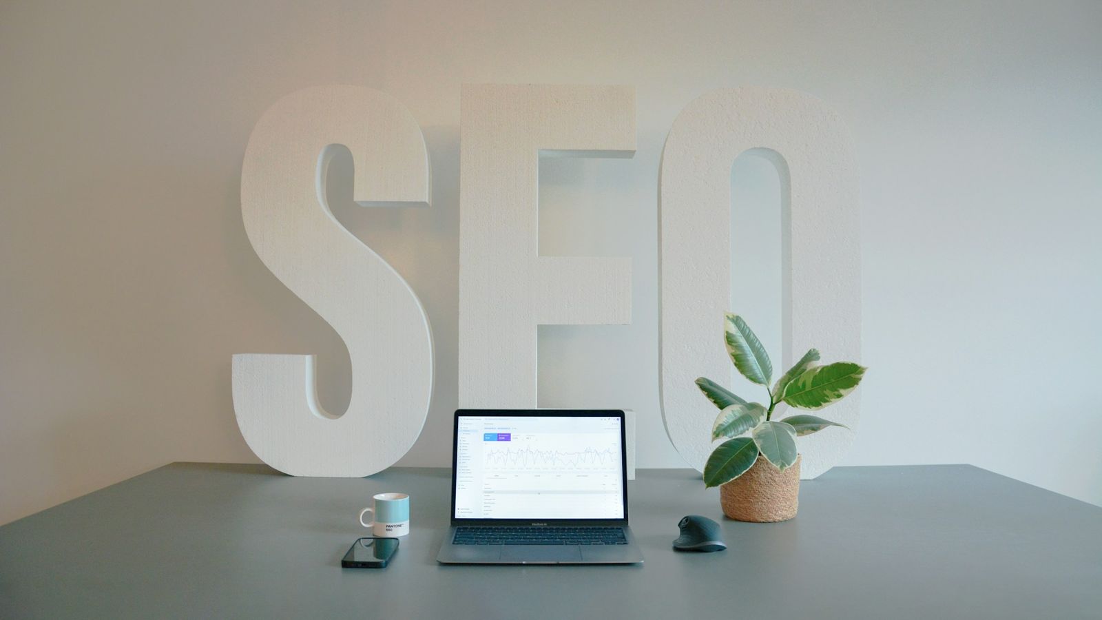 Editor di codice con audit tecnico di un sito web