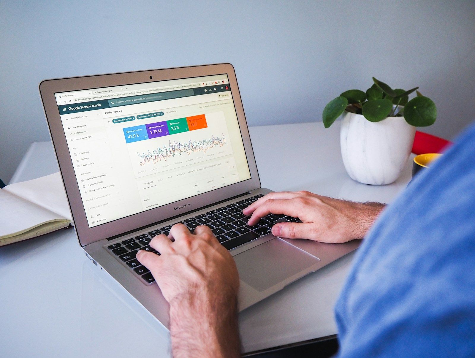 Laptop con dati di Google Search Console a schermo