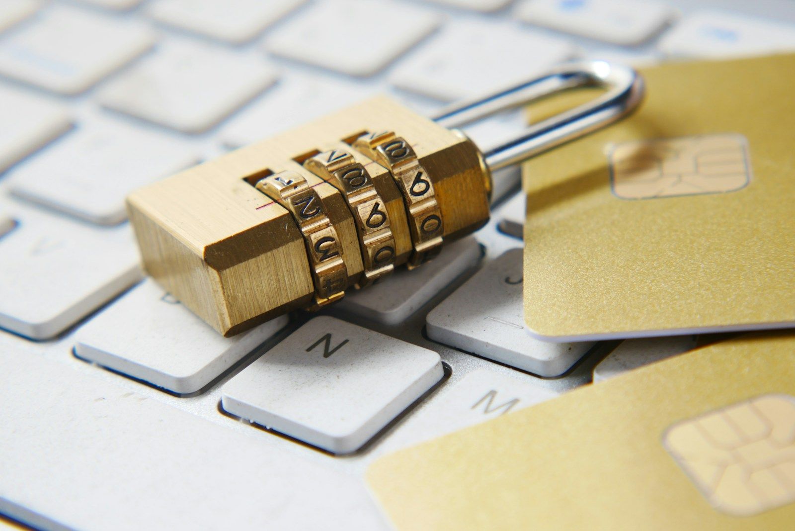 Lucchetto dorato su una tastiera, simbolo di sicurezza informatica
