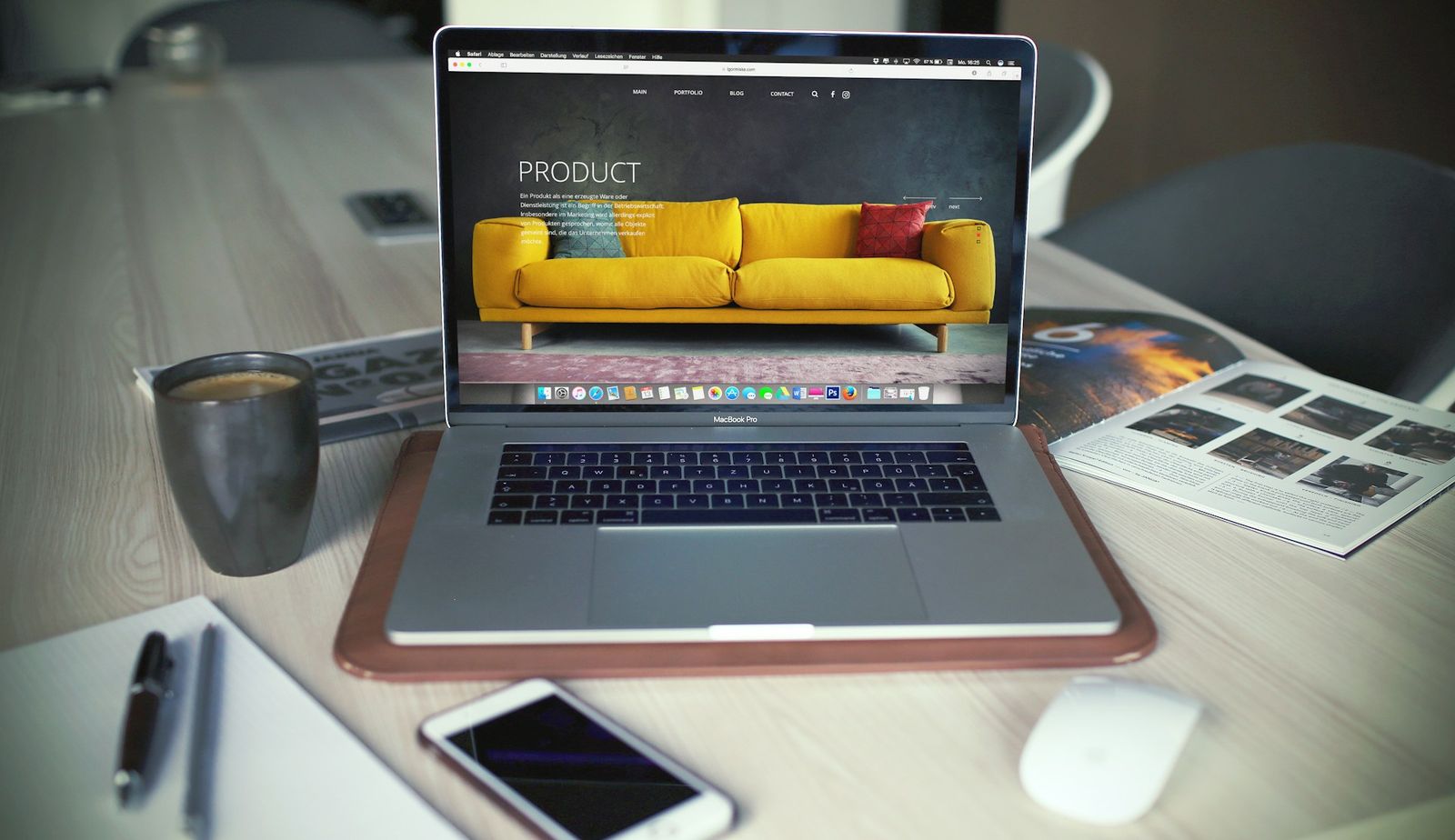 Schermo con codice di un sito web in fase di sviluppo