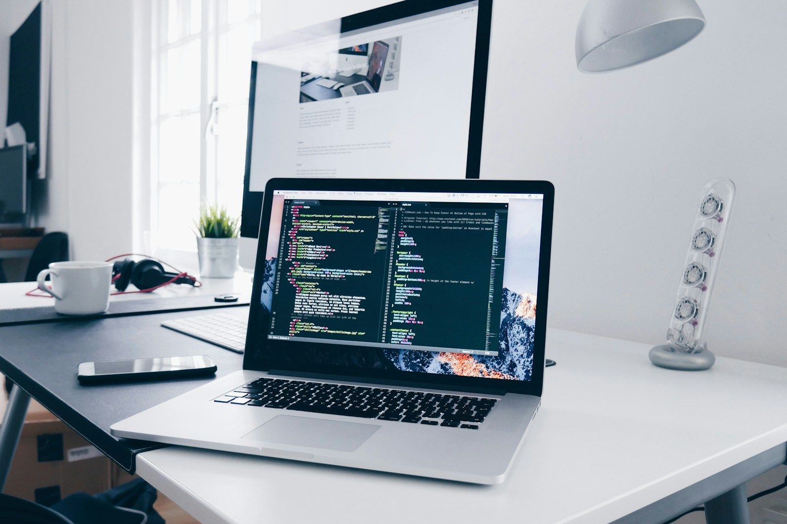 Sviluppatore che lavora al computer